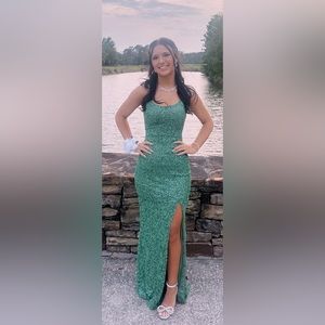 Only wore once and dry cleaned. Beautiful aloe green dress